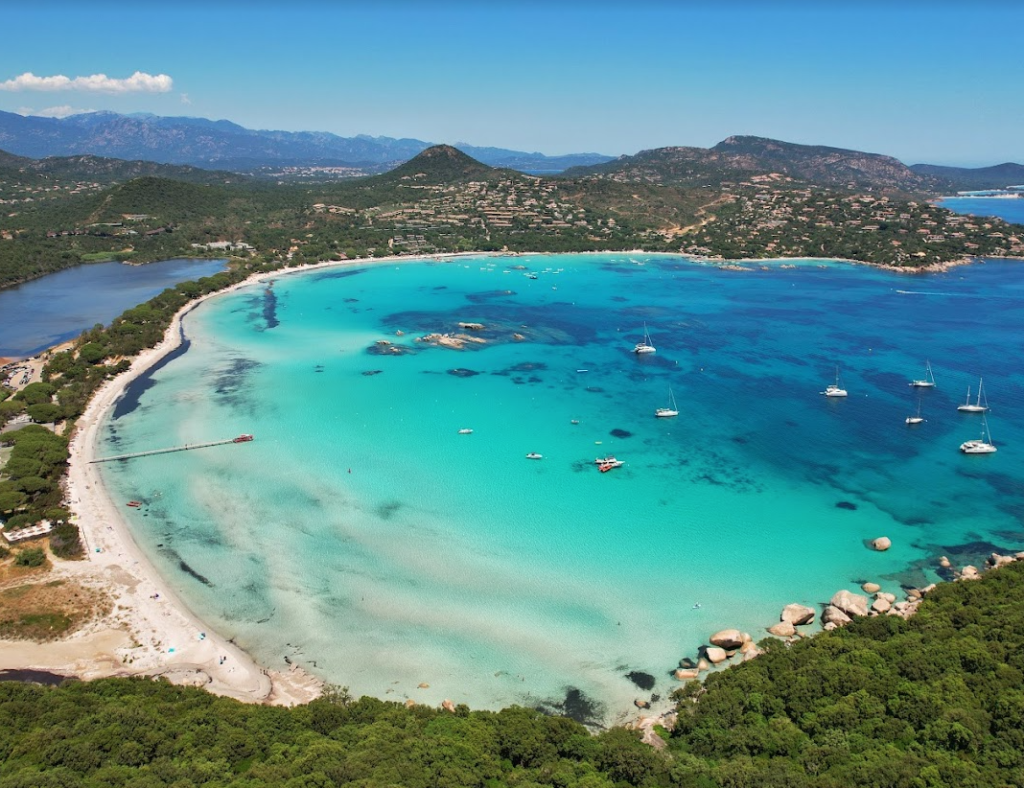 la plage de santa giulia en corse
