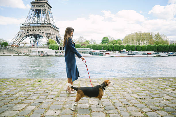 femme qui promène son chien à Paris